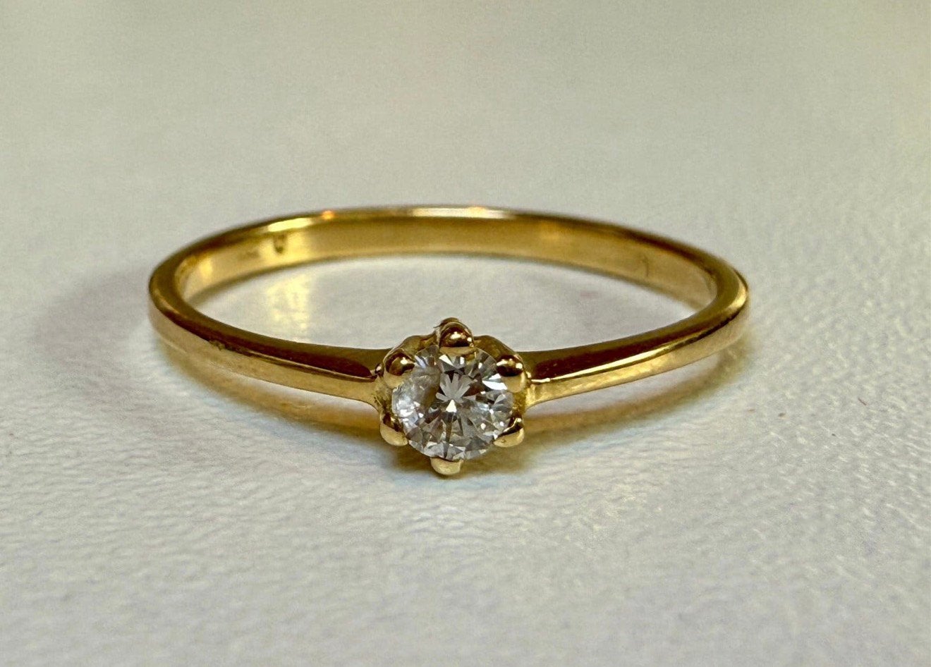 Prachtige 18 karaat gouden ring met een natuurlijke diamant!, Geel, Ophalen of Verzenden, Kleiner dan 17, Met edelsteen