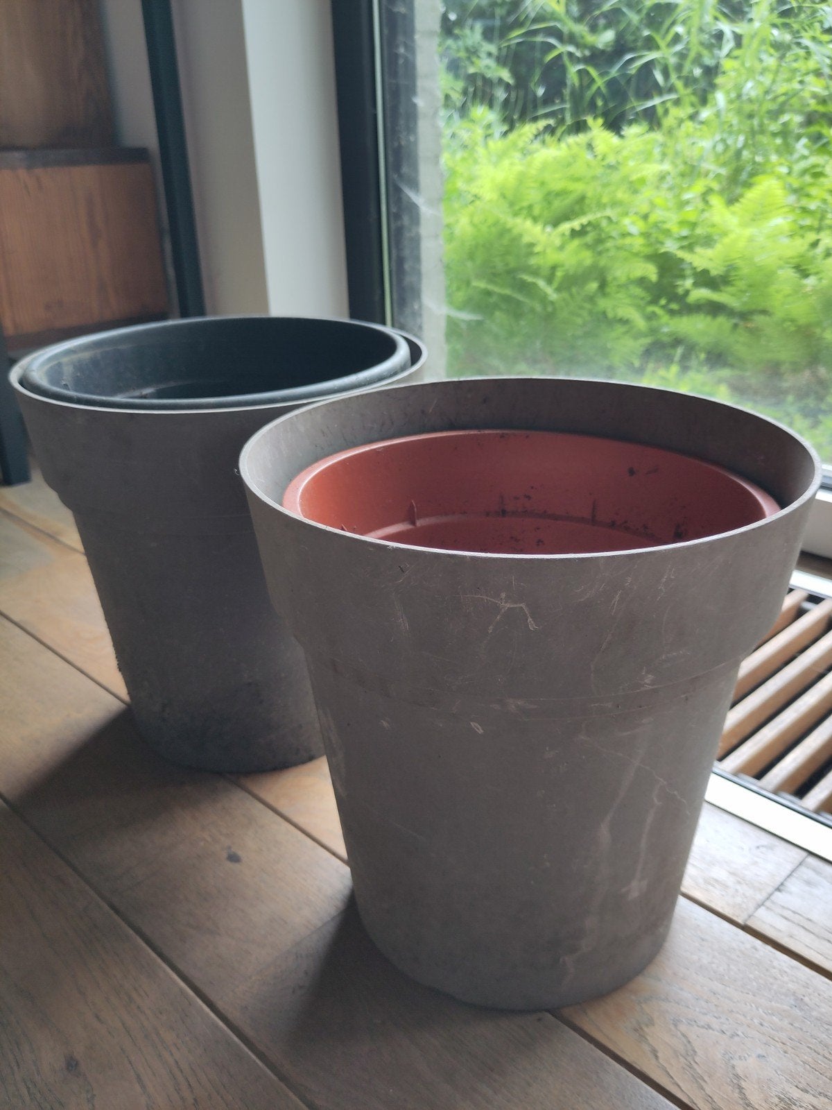 2 grijze bloempotten, Ophalen, Kunststof, Gebruikt, Minder dan 60 cm