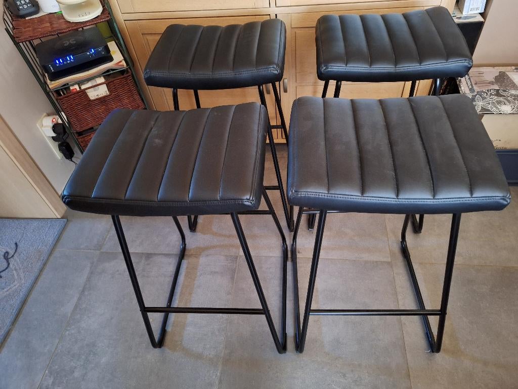 4 BARSTOELEN MET BREDE ZITTING., Avec repose-pieds, Métal, 4 tabourets, Comme neuf