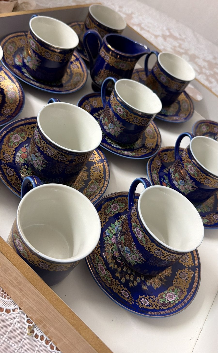 luxe mokkaservies in diep kobaltblauw met rijk gouddecor, Ophalen