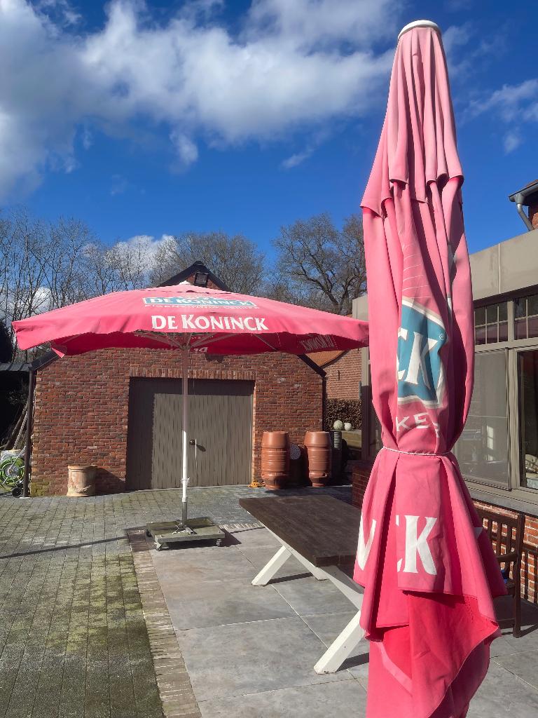 2 grote horeca parasols van De Koninck, Tuin en Terras, Ophalen, Gebruikt, 3 tot 4 meter, Overige typen