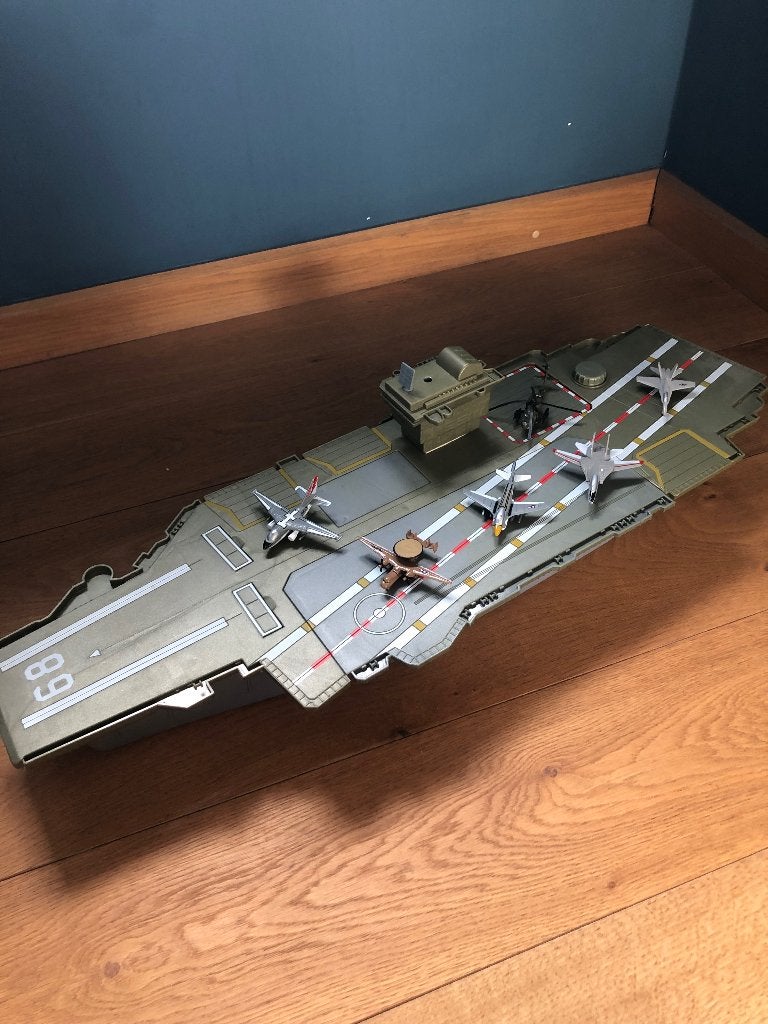 Vliegdekschip met miniatuur vliegers, Collections, Jouets, Enlèvement