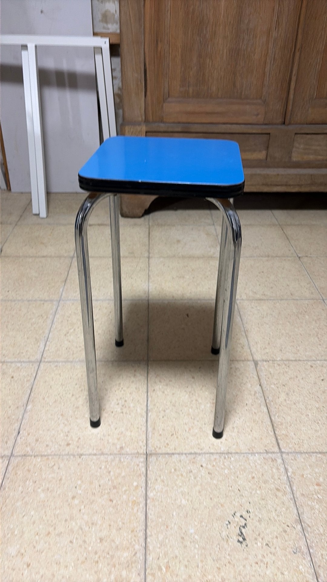Tabouret Formica 60 cm bleu, Maison & Meubles, Tabourets, Enlèvement, Utilisé