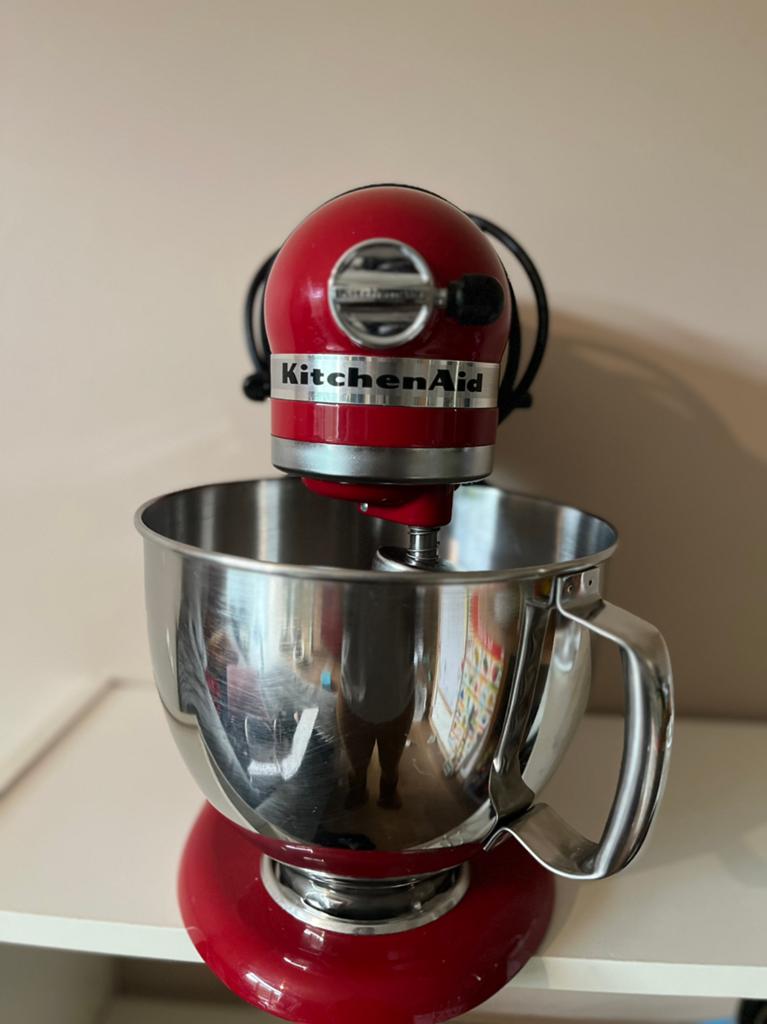 Robot pâtissier KitchenAid Artisan rouge 5KSM150 + acces, Electroménager, Enlèvement, Comme neuf