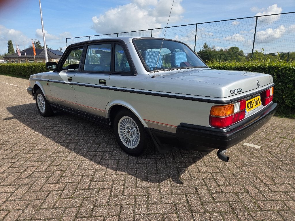 Volvo 240 zilvergrijs-zwart bouwjaar 1987, foto 2