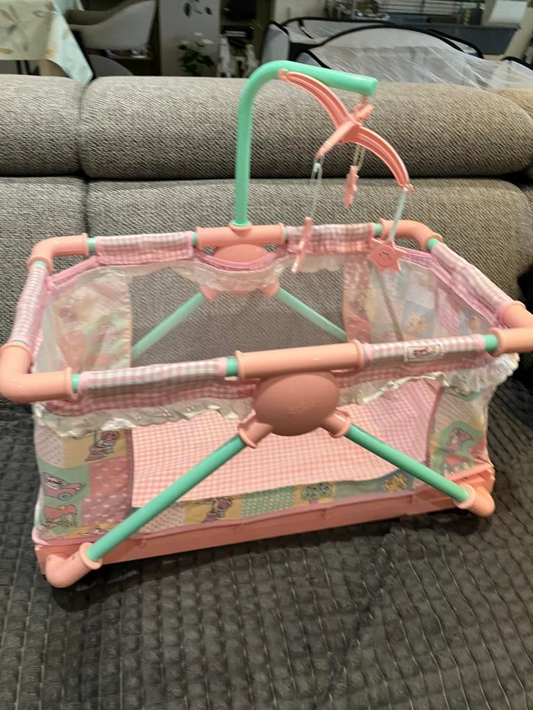 Lit vintage Baby Born Zapf Creation pour Pop, Enfants & Bébés, Jouets | Poupées, Enlèvement ou Envoi, Comme neuf