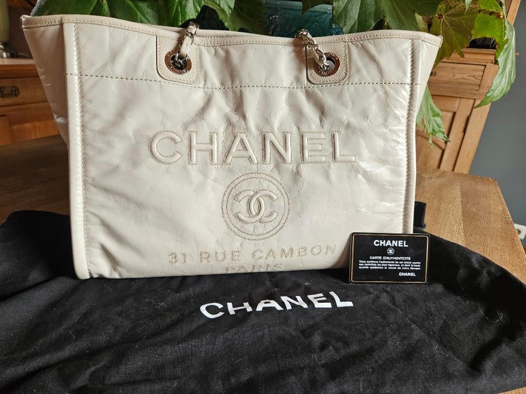 Chanel Deauville small white glazed leather tote bag, Handtassen en Accessoires, Tassen | Damestassen, Ophalen, Gebruikt, Handtas