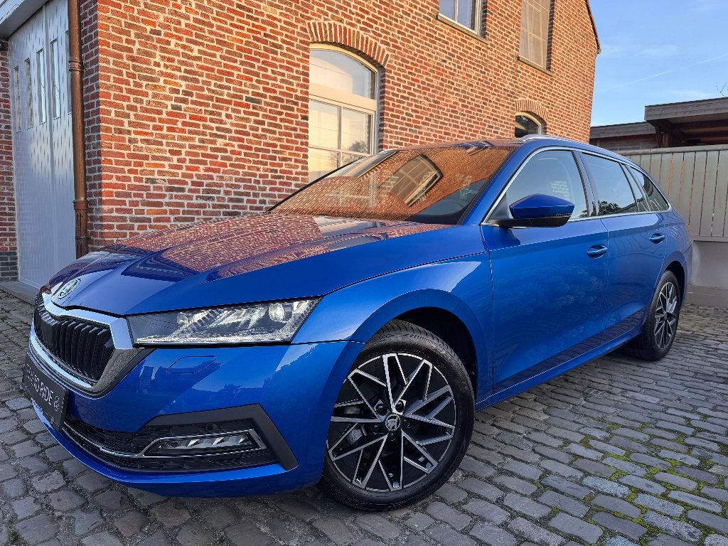 2024 Skoda Octavia Combi Clever+ Panodak/HUD/Cam/Sport, Auto's, Dealer onderhouden, Blauw, Leder en Stof, Break