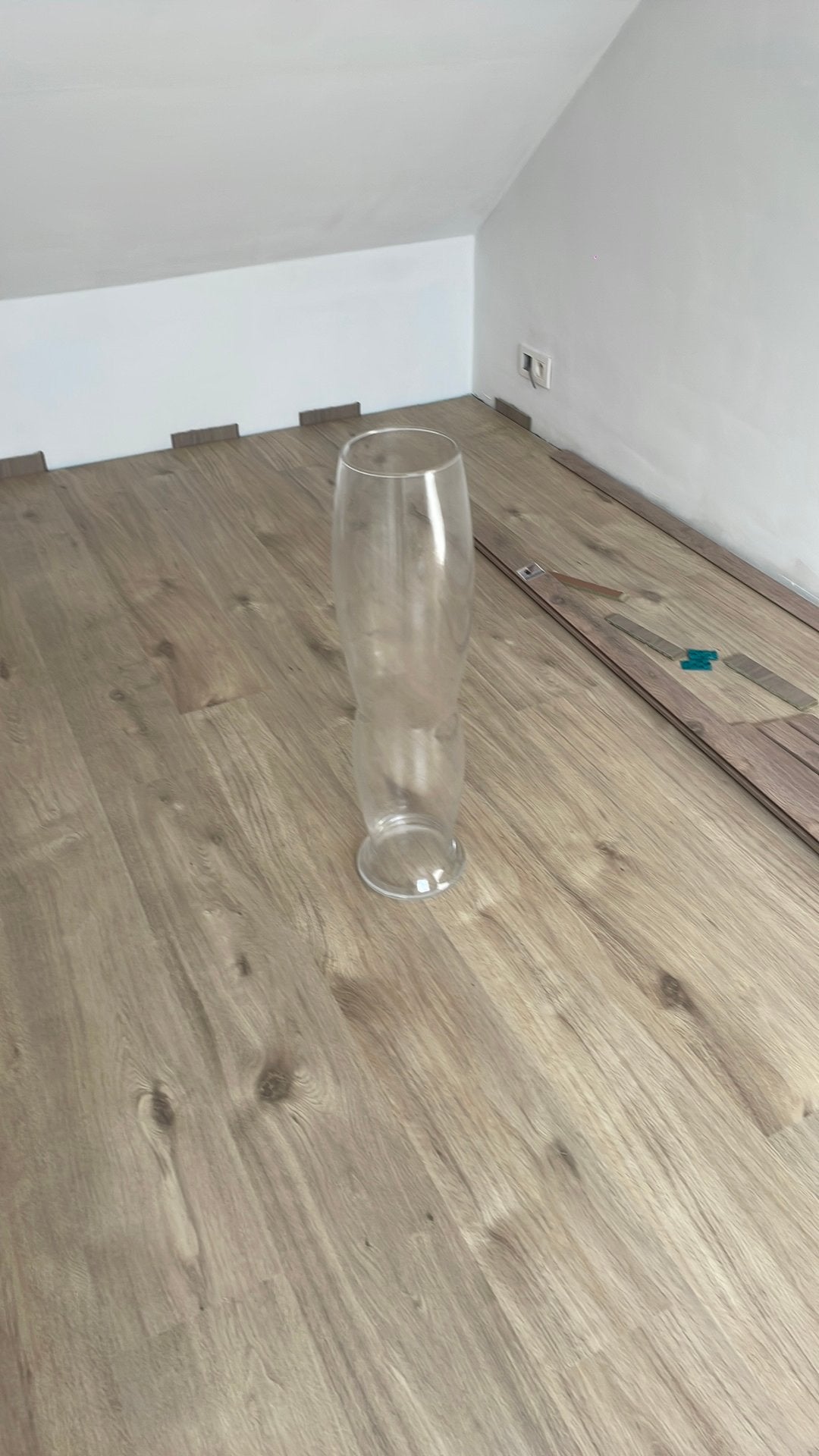 Vase, Enlèvement