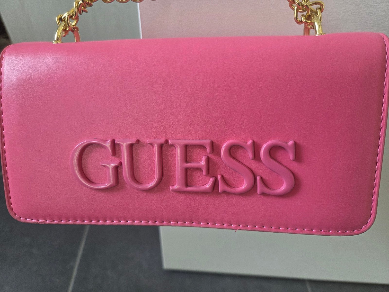 Sac ou sacoche Guess rose a vendre elle est toute neuve, Enlèvement, Rose, Guess
