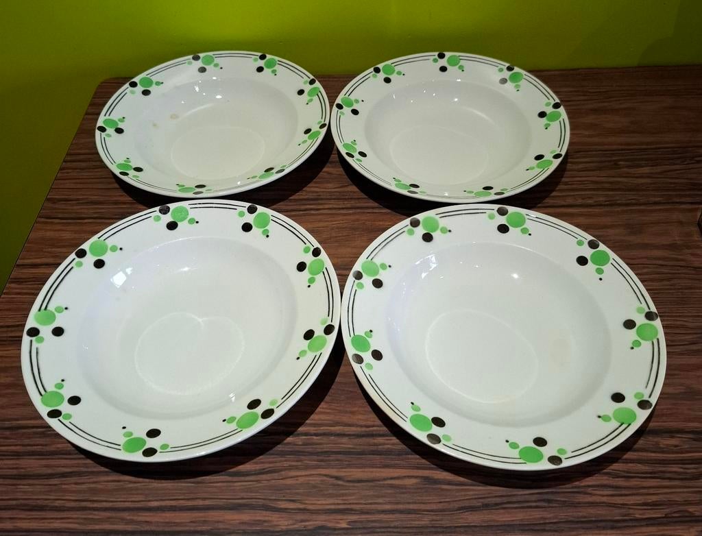 Boch 4 assiettes creuses, nom inconnu pour moi - en bon état, Enlèvement ou Envoi, Assiettes(s)