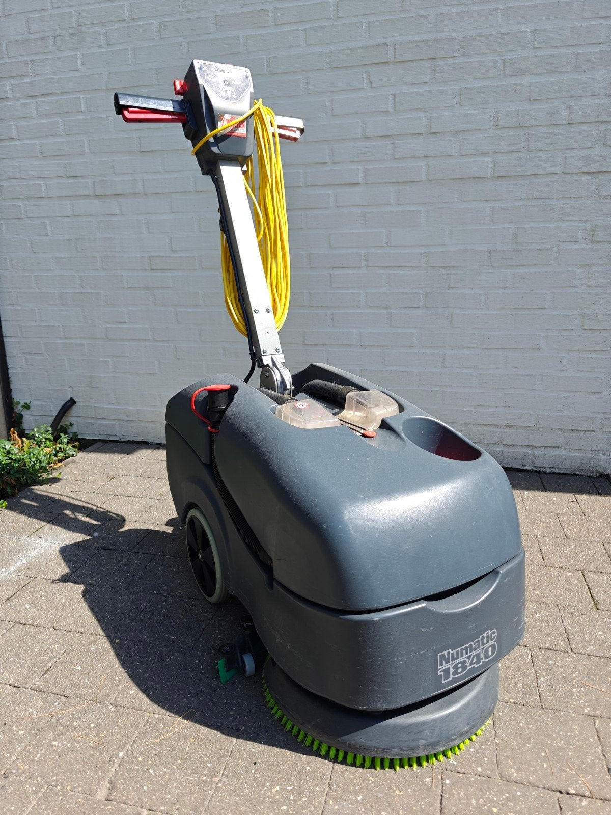 Numatic Twintec schrob-zuigmachine, Ophalen