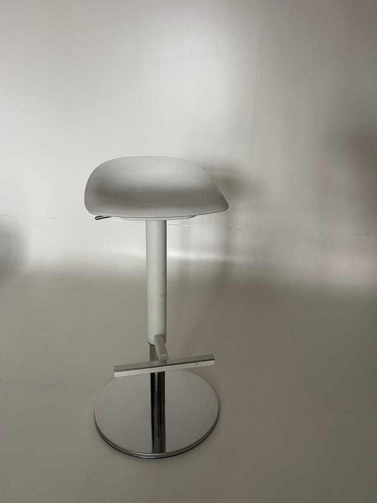 Witte barstoel, Huis en Inrichting, Barkrukken, Ophalen, 60 tot 90 cm, 1 kruk, Met voetsteun