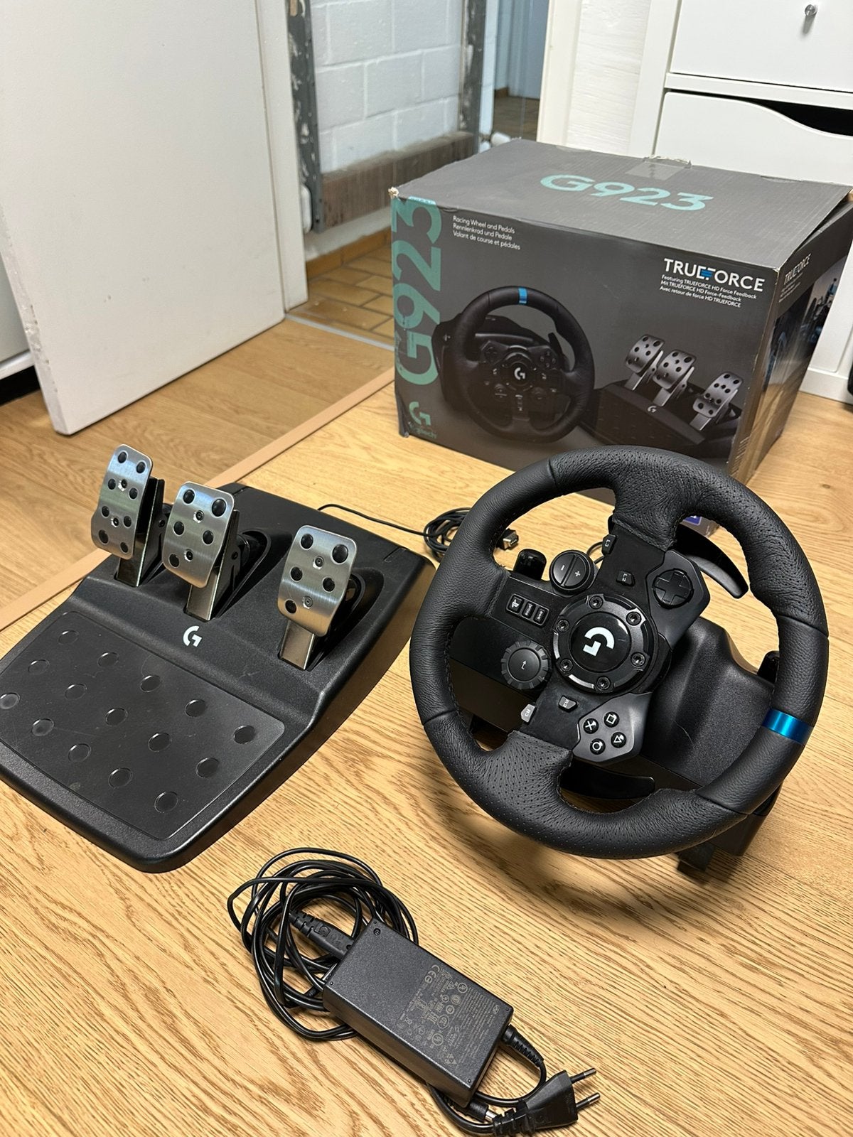 LOGITECH G923 true force / version PS4, Enlèvement, Utilisé