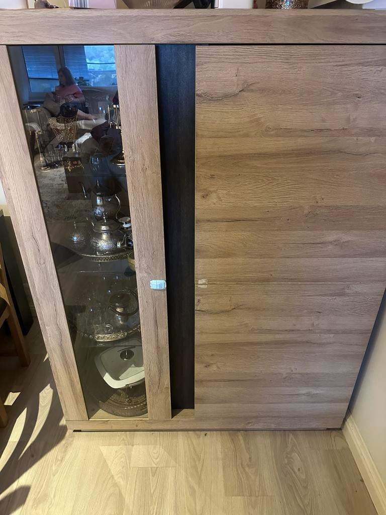 Tafel en stoelen met vitrinekast, Ophalen, Zo goed als nieuw, Hout en riet, 8 stoelen of meer