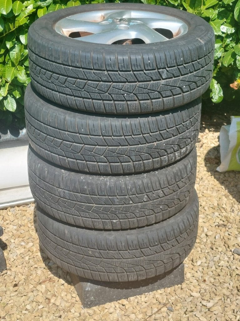 Peugeot 206 4 velgen met recente banden, Autos : Pièces & Accessoires, Pneus & Jantes, Enlèvement, Utilisé, Véhicule de tourisme