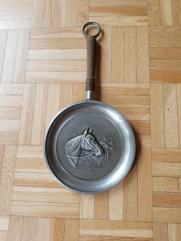 Tinnen bord met paard, tot hoogte 33cm, licht beschadigd, Ophalen