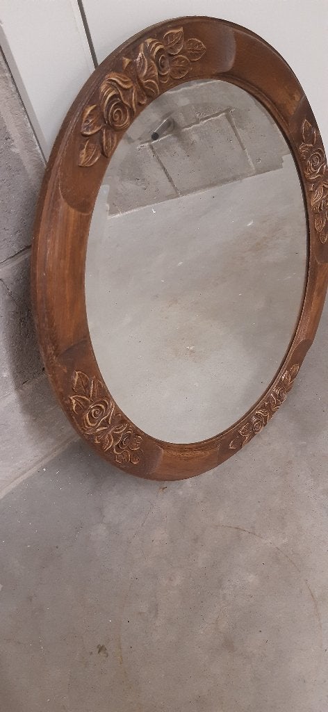 Ovale spiegel/geslepen glas/houten kader,handbewerkt bloemen, Ophalen, Zo goed als nieuw, Ovaal, 50 tot 75 cm