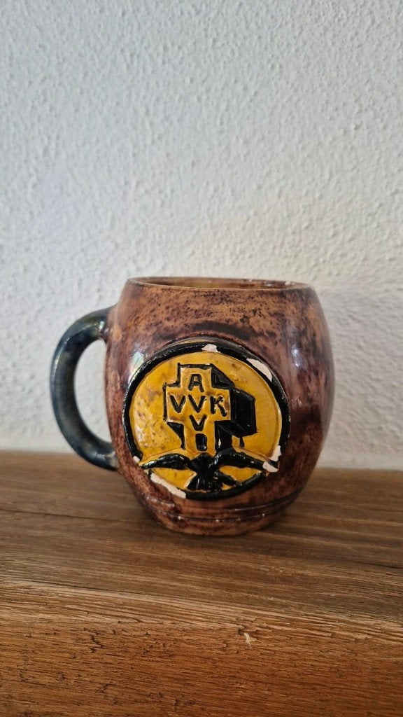 Vintage Keramische Biermok – AVV-VVK / Vlaamse Beweging, Antiquités & Art, Antiquités | Céramique & Poterie, Enlèvement ou Envoi