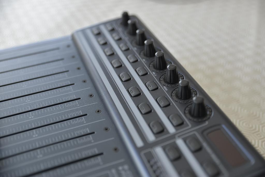 BEHRINGER USB/MIDI controller FADER BCF2000 LIKE NEW!, Ophalen of Verzenden, Zo goed als nieuw