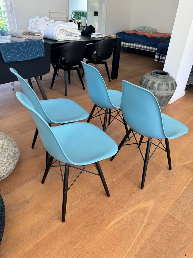 Vitra Eames Plastic Side Chair DSW stoel 4x, Huis en Inrichting, Ophalen, Zo goed als nieuw