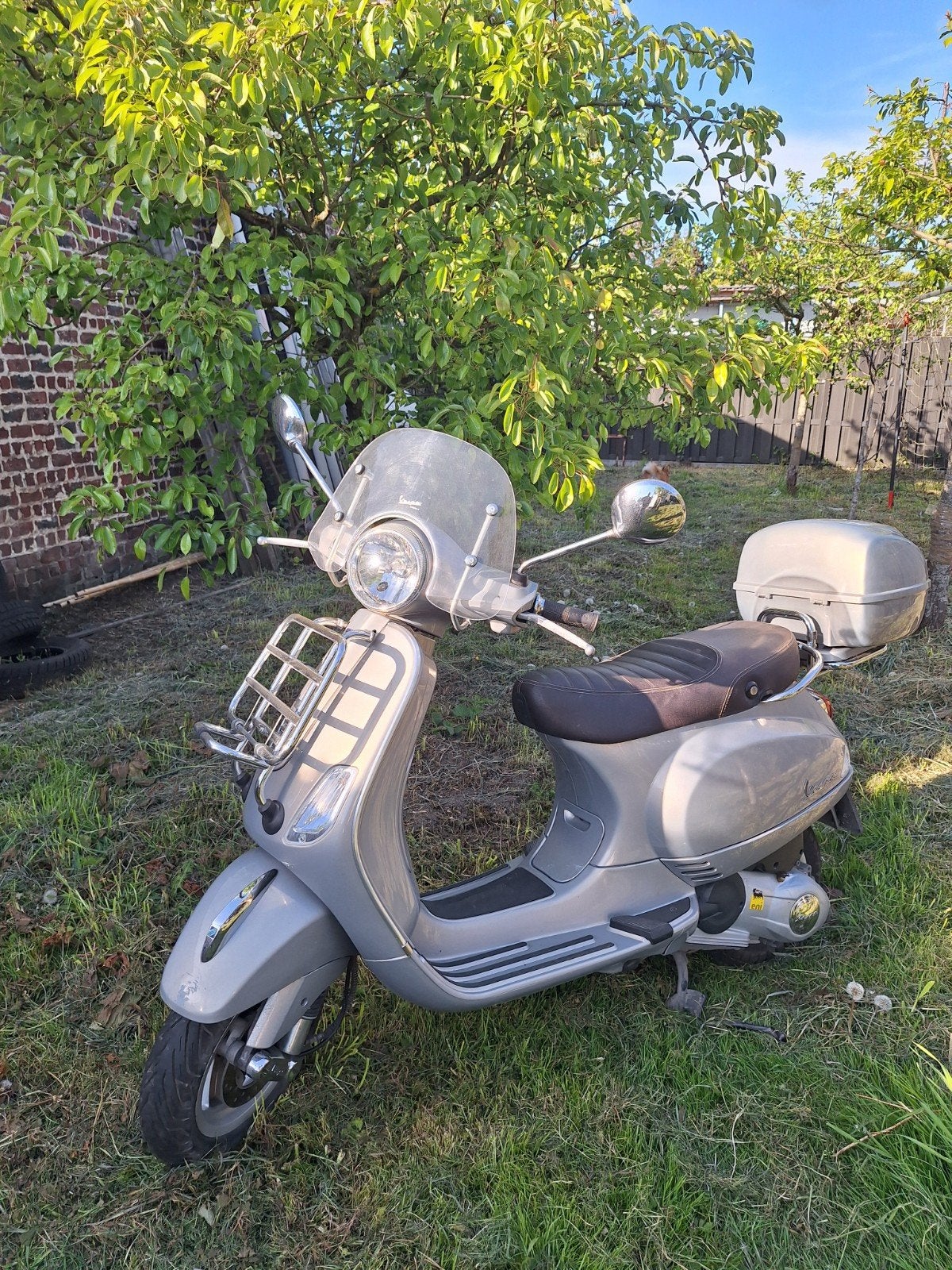 Vespa met topkoffer en nieuwe achterband. In zilvergrijs., Ophalen