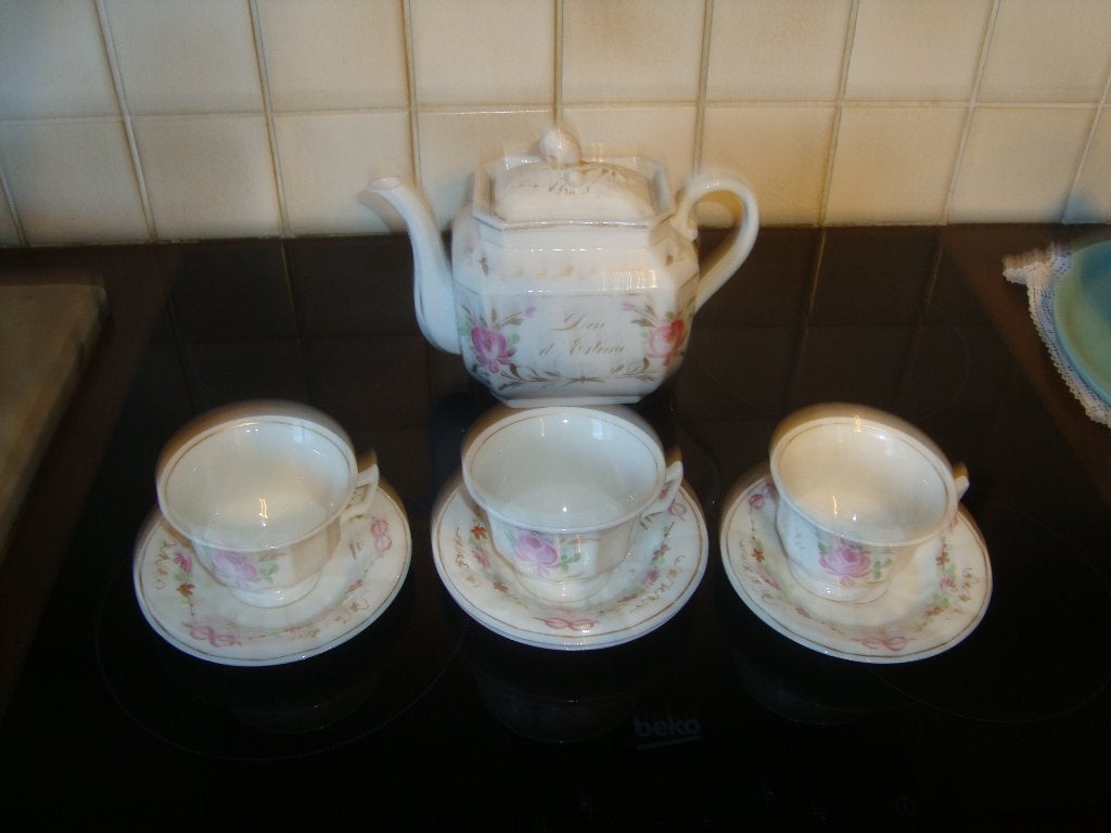 Deel  van koffieservies in Oud Brussels of Parijs porselein., Enlèvement