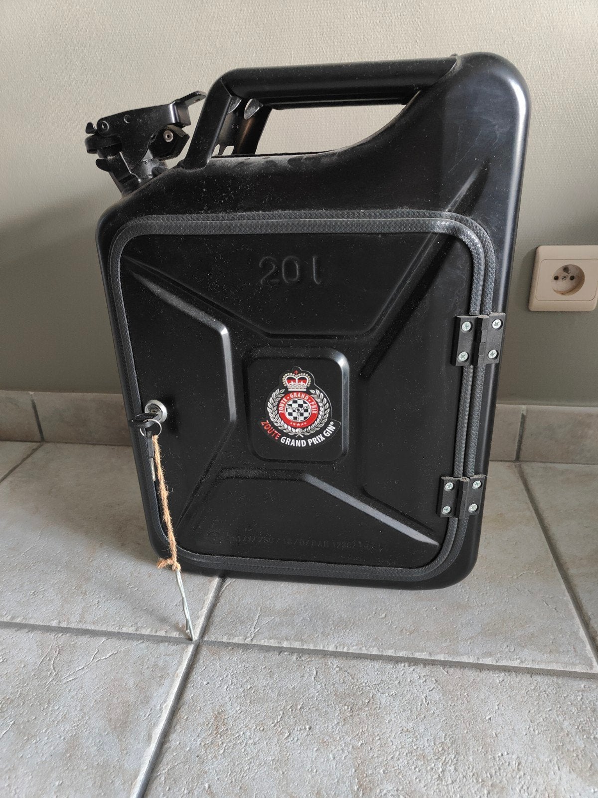 ZOUTE GRAND PRIX UNIEKE 20L JERRYCAN MINI BAR – WHISKY & CIG, Maison & Meubles, Enlèvement ou Envoi