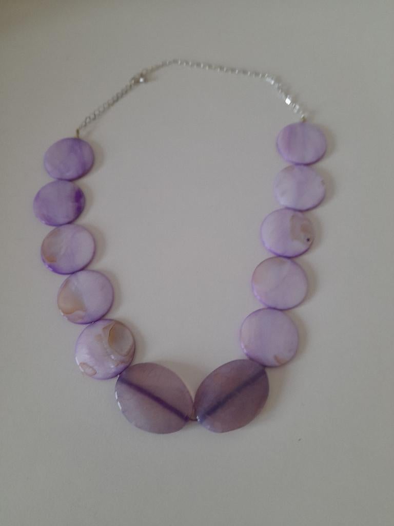 ketting met Lila Pailettes, Ophalen of Verzenden, Zo goed als nieuw, Kunststof