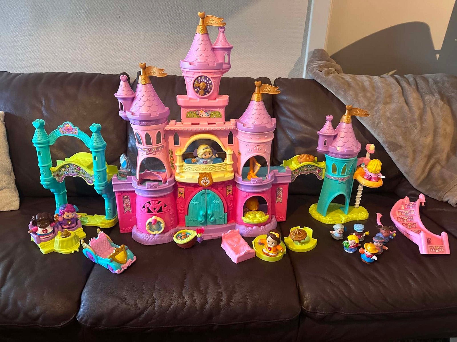 V-tech prinsessen kasteel +accessoires + poppetjes die prate, Kinderen en Baby's, Ophalen