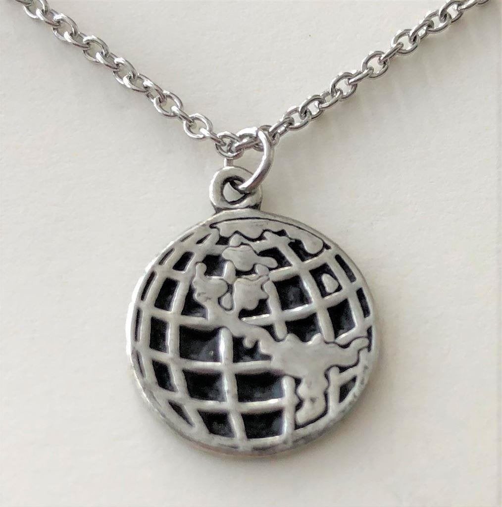 Wereldbol, verzilverde hanger aan ketting, op cadeaukaartje, Bijoux, Sacs & Beauté, Colliers, Enlèvement ou Envoi, Neuf, Argent