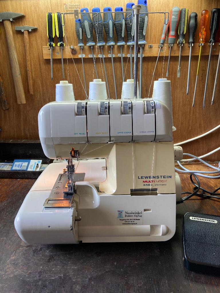 Lewenstein Multilock 440D - zeer eenvoudig in te rijgen!!!, Hobby & Loisirs créatifs, Machines à coudre & Accessoires, Enlèvement ou Envoi