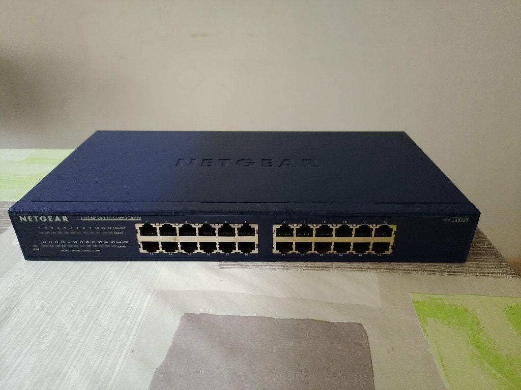 Switch 24 ports Netgear ProSafe JGS524v2, Computers en Software, Ophalen of Verzenden, Gebruikt