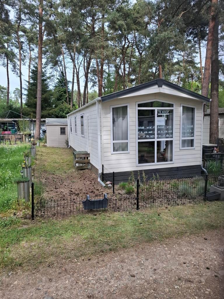Stacaravan met voortent,compleet met inboedel