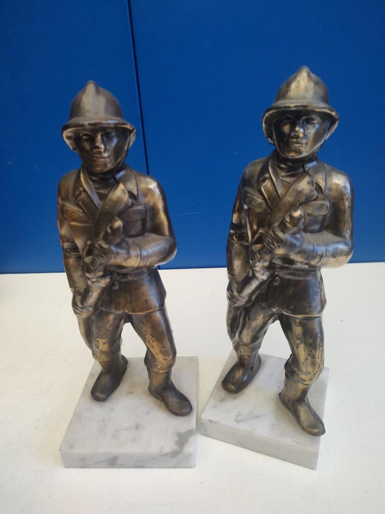 2 Beeldjes Brandweer , zamak op marmer, Verzenden
