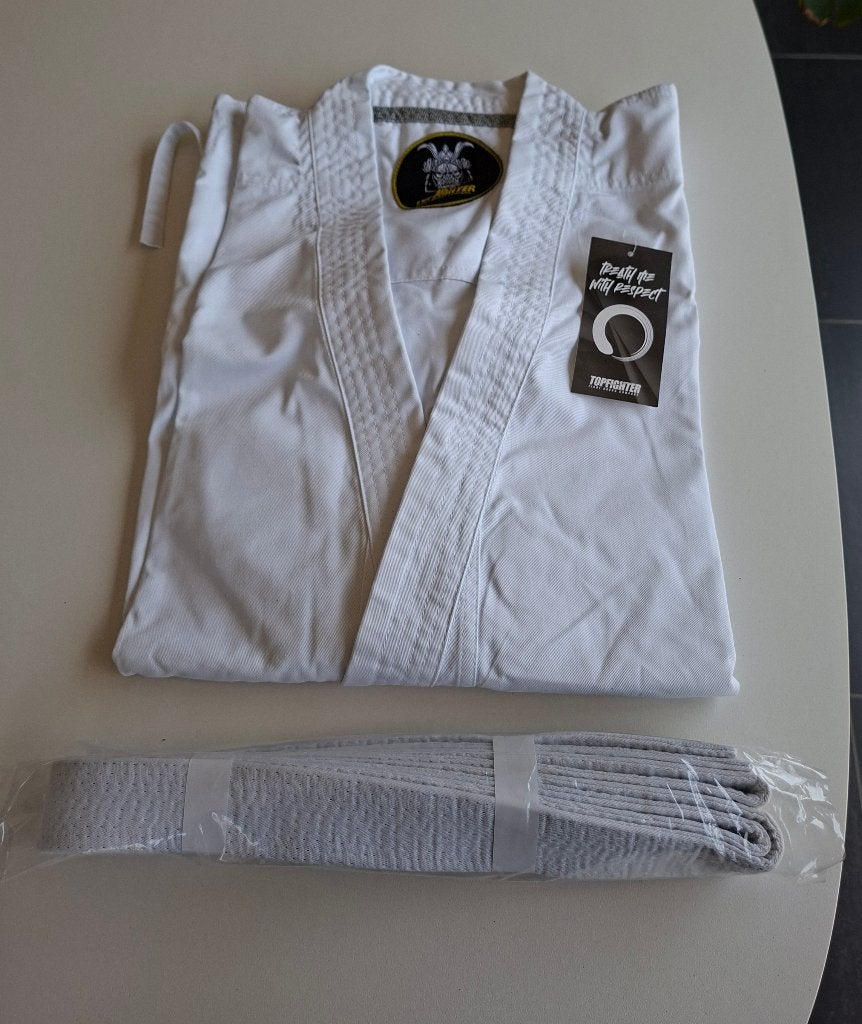 Karate vest 180 + witte gordel, Sports & Fitness, Sports de combat & Self-défense, Neuf, Taille S, Karaté, Vêtements d'arts martiaux