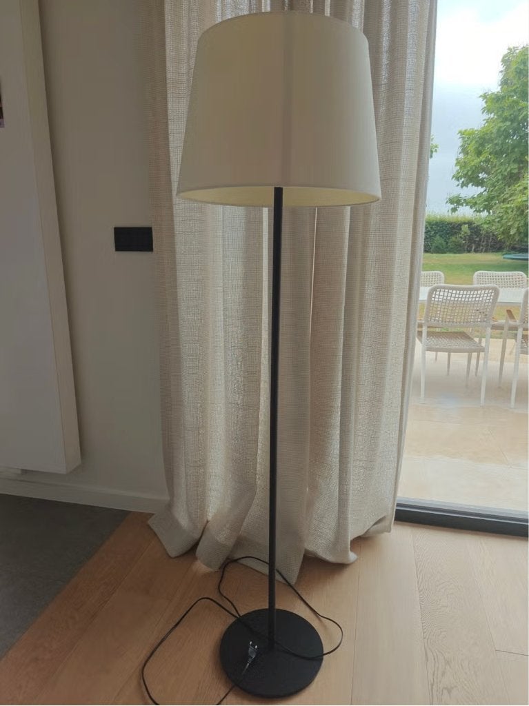 Staanlamp Ikea Skaftet zwart met lampenkap, Huis en Inrichting, Lampen | Vloerlampen, Ophalen, Zo goed als nieuw, E27 (groot)