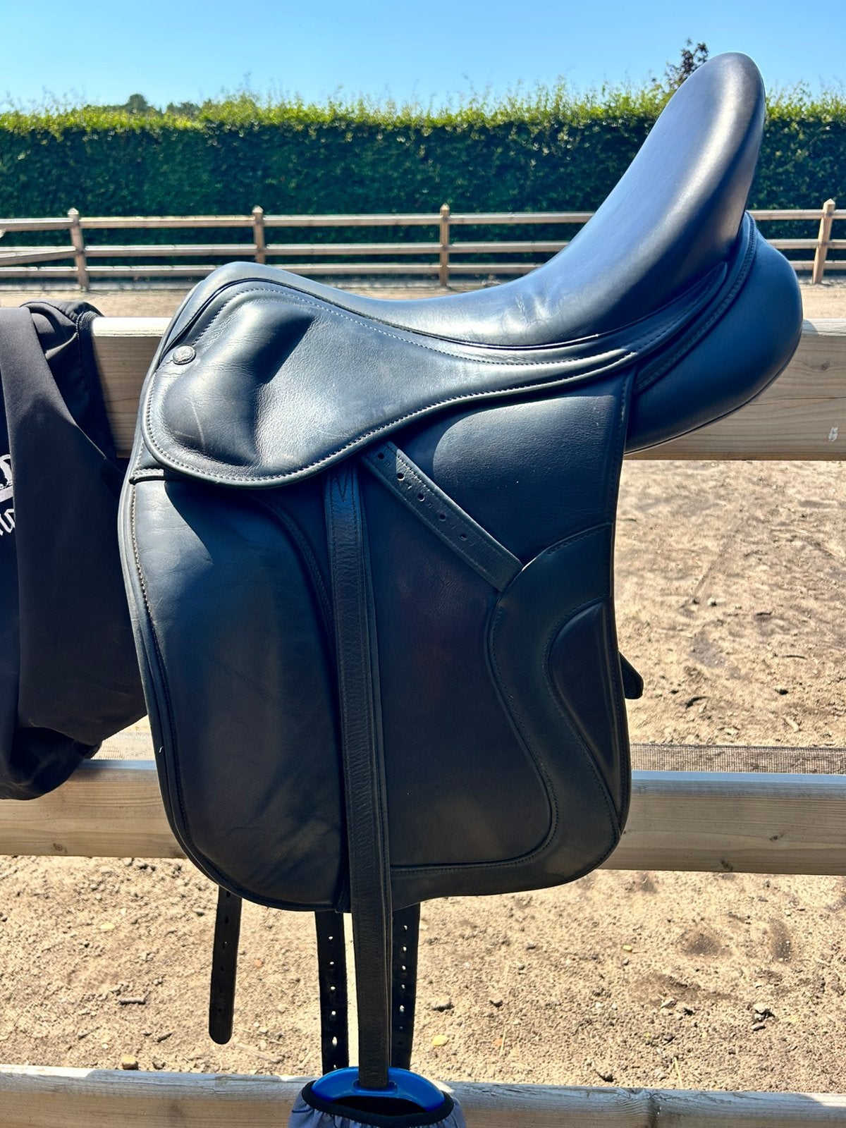 Kingsley D2 dressuurzadel 17,5” - M/W - zeer nette staat, Dieren en Toebehoren, Paarden en Pony's | Zadels, Ophalen, L (17.5 inch)