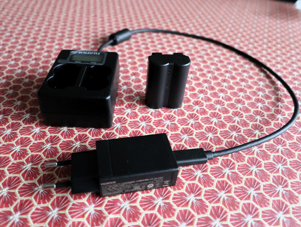 Fuji BC-W235 batterijlader + batterij, Ophalen of Verzenden, Zo goed als nieuw, Accessoires