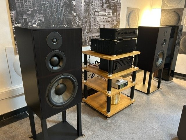 Revival Audio ATALANTE 5 met stands NIEUW