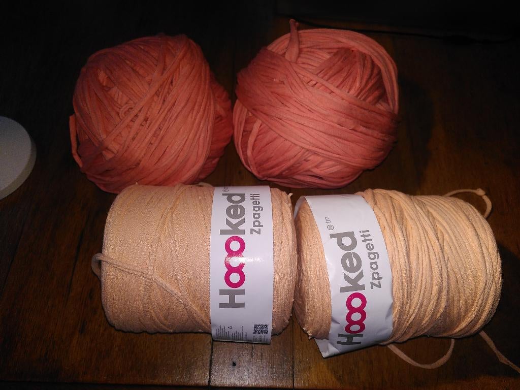 4 grote bobijnen roze katoenen draad Zpagetti, Ophalen of Verzenden, Zo goed als nieuw, Haken, Wol of Garen