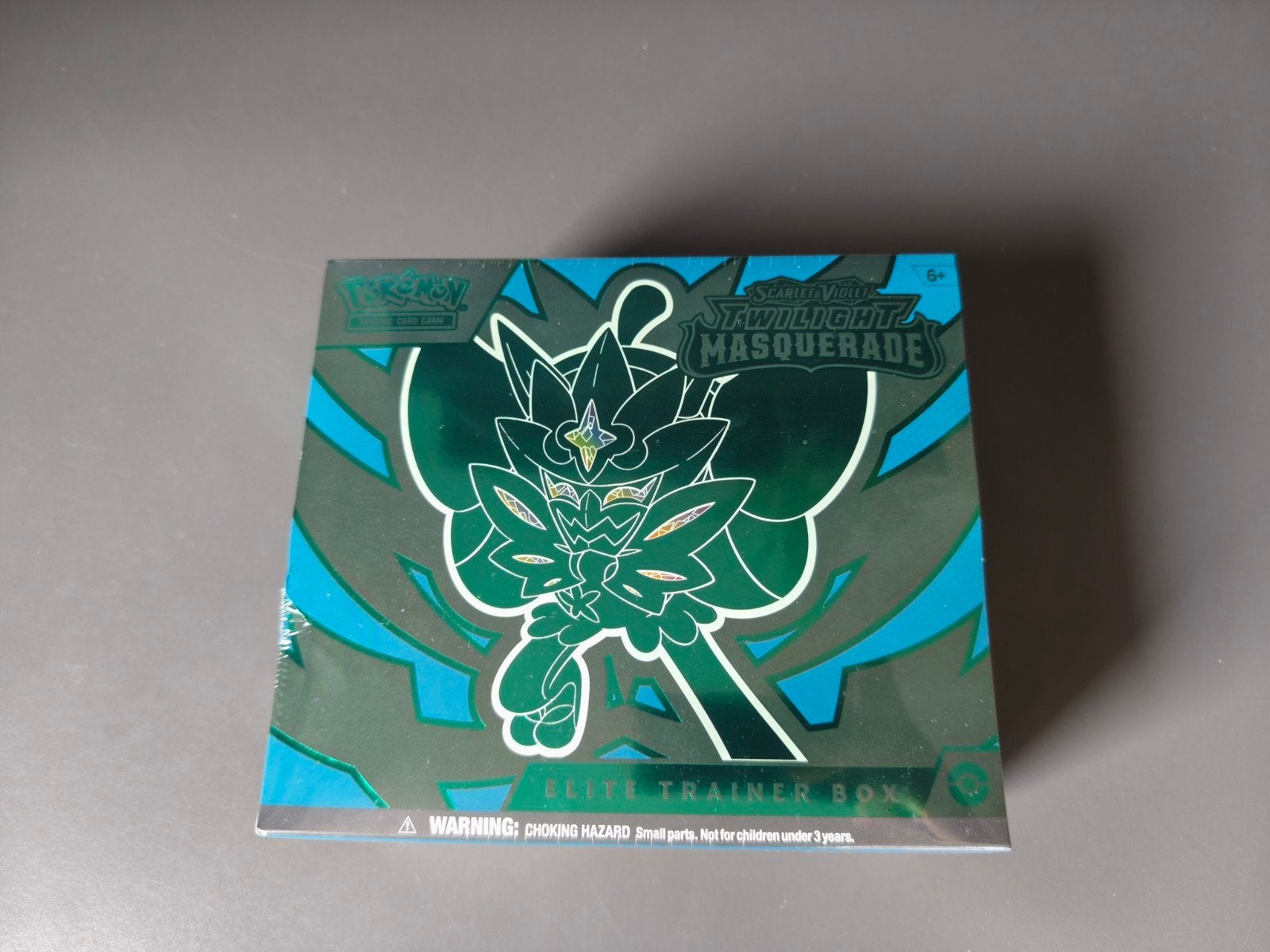 Elite trainer box Twilight Masquerade Sealed met scheur, Verzamelen, Speldjes, Pins en Buttons, Ophalen of Verzenden