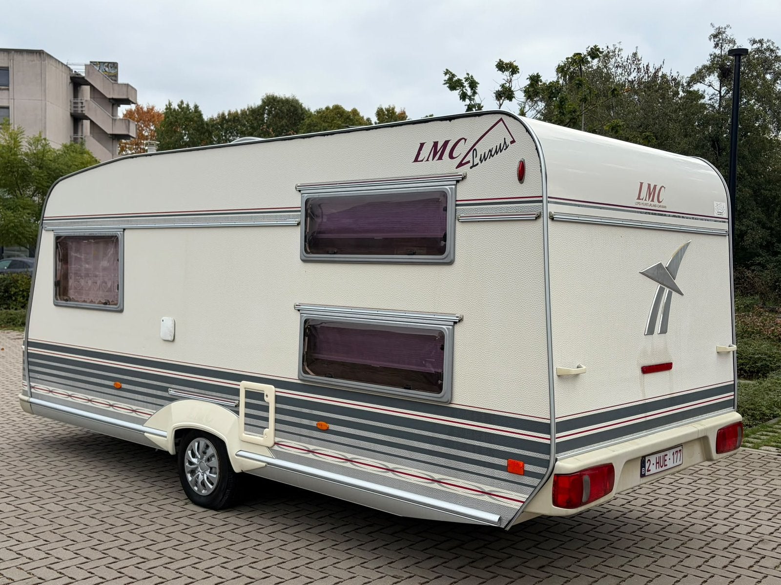 LMC Luxus 530 + Voortent + Stappelbedden, Caravans en Kamperen, Particulier, Douche