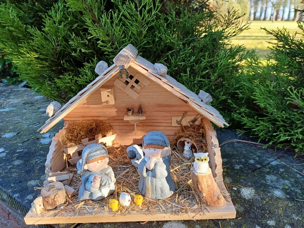 Crèche de Noël en bois neuve avec figurines et éclairage F98, Enlèvement ou Envoi, Neuf