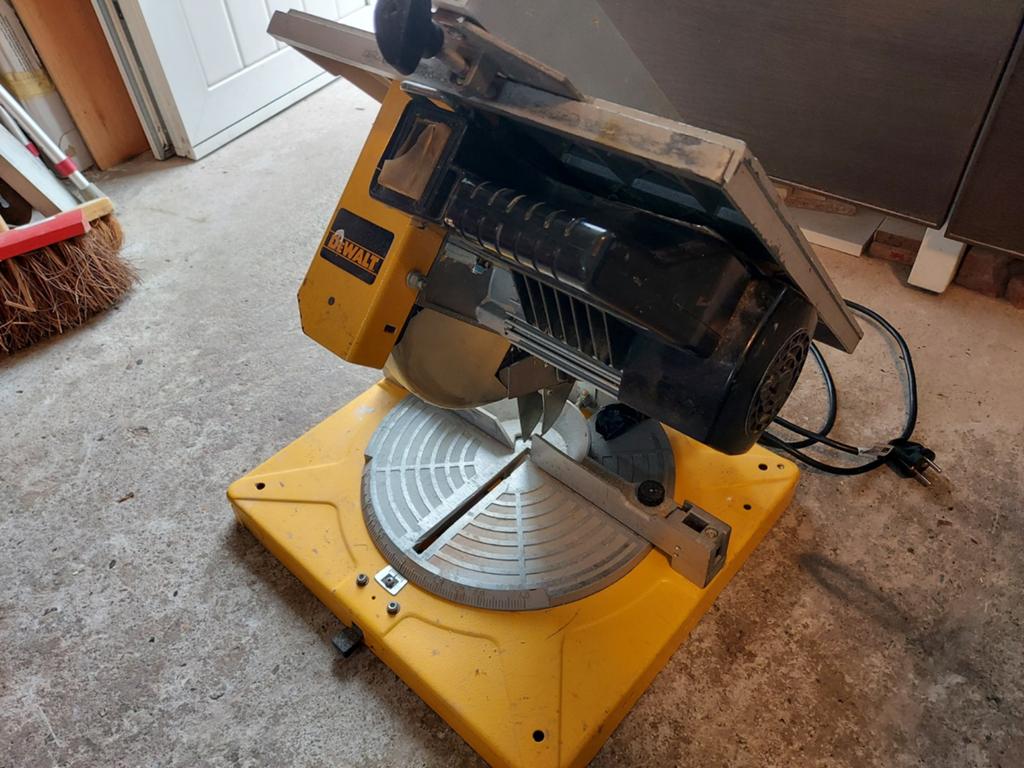 Dewalt afkort en verstekzaag met zaagtafel en 9 zaagbladen, Doe-het-zelf en Bouw, Gereedschap | Zaagmachines, Ophalen, Gebruikt