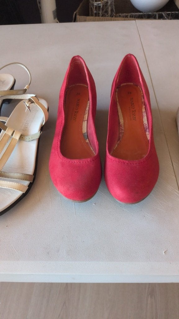 rode schoenen - 39 - 9€, Schoenen met lage hakken, Ophalen of Verzenden, Zo goed als nieuw, Rood
