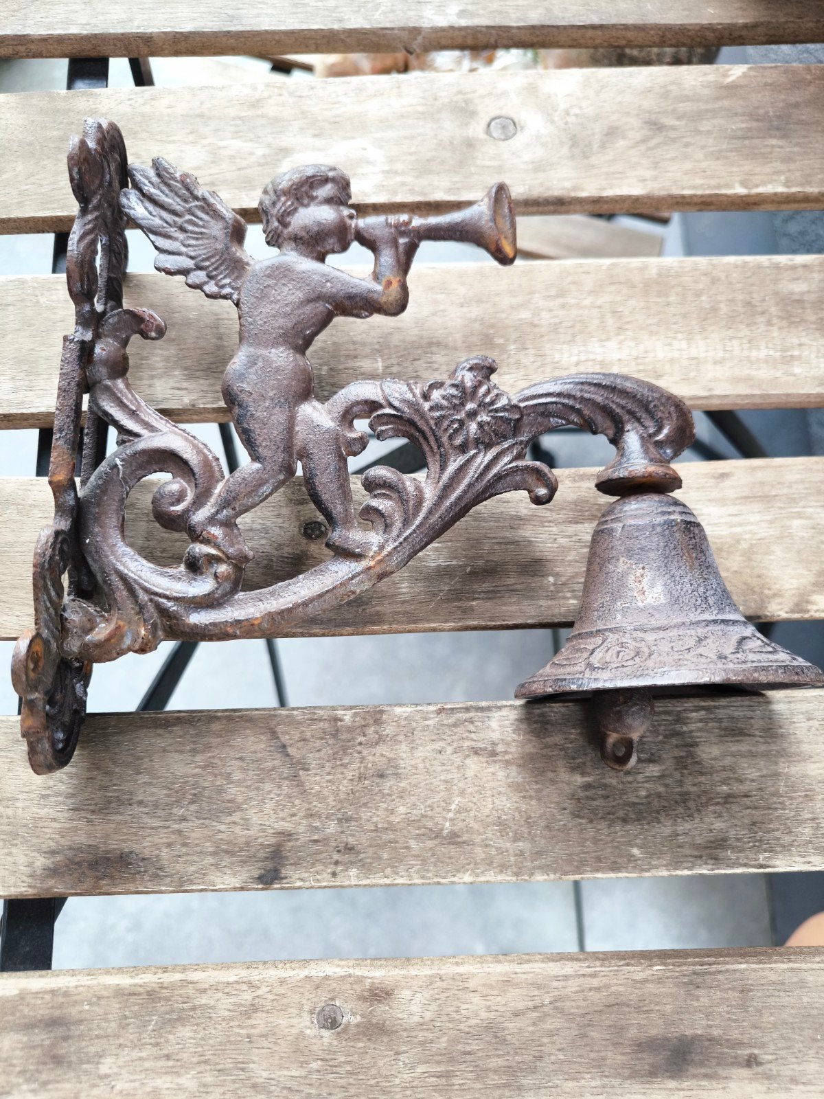 Antieke gietijzeren wandbel met cherubijn in barokstijl, Tuin en Terras, Tuinwanddecoratie, Ophalen of Verzenden