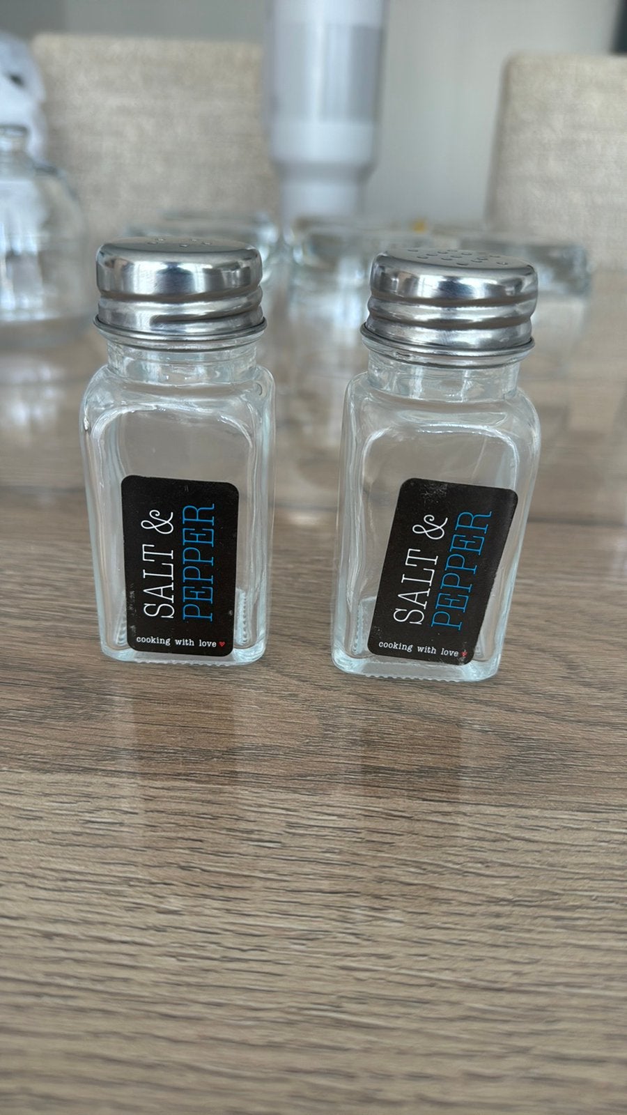 Nouveau set de sel et de poivre, Enlèvement