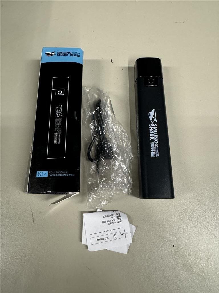 usb oplaadbare zaklamp - smiling shark, Caravanes & Camping, Lampes de poche, Enlèvement ou Envoi, Comme neuf