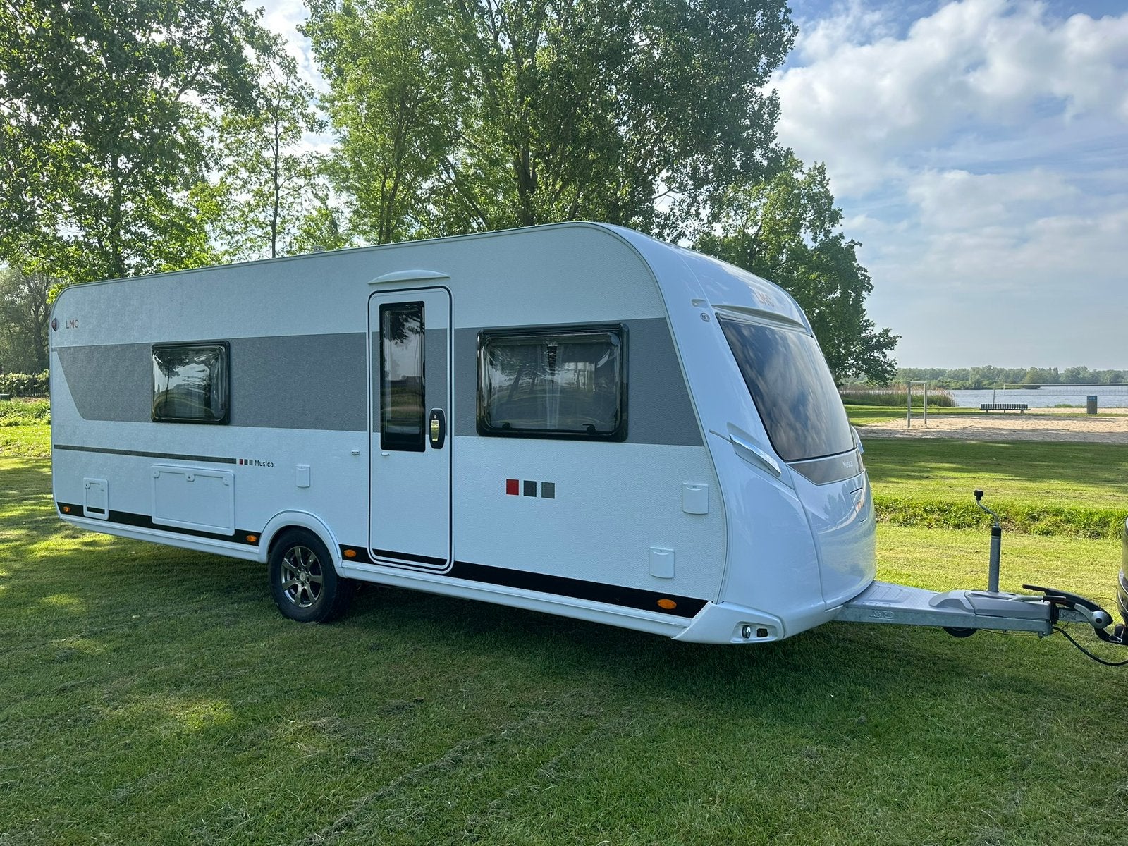 LMC Musica 542 E bj 2023 incl mover/voortent/zonpaneel enz, Rondzit, Schokbreker, Particulier, 5 tot 6 meter